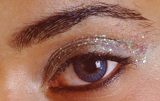 Delicately glittered eyelid